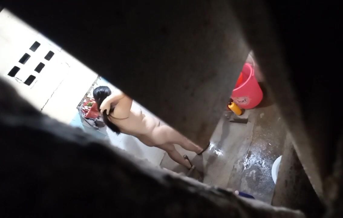 Quay trộm 2 mẹ con MBBG hàng xóm tắm truồng ngon quá